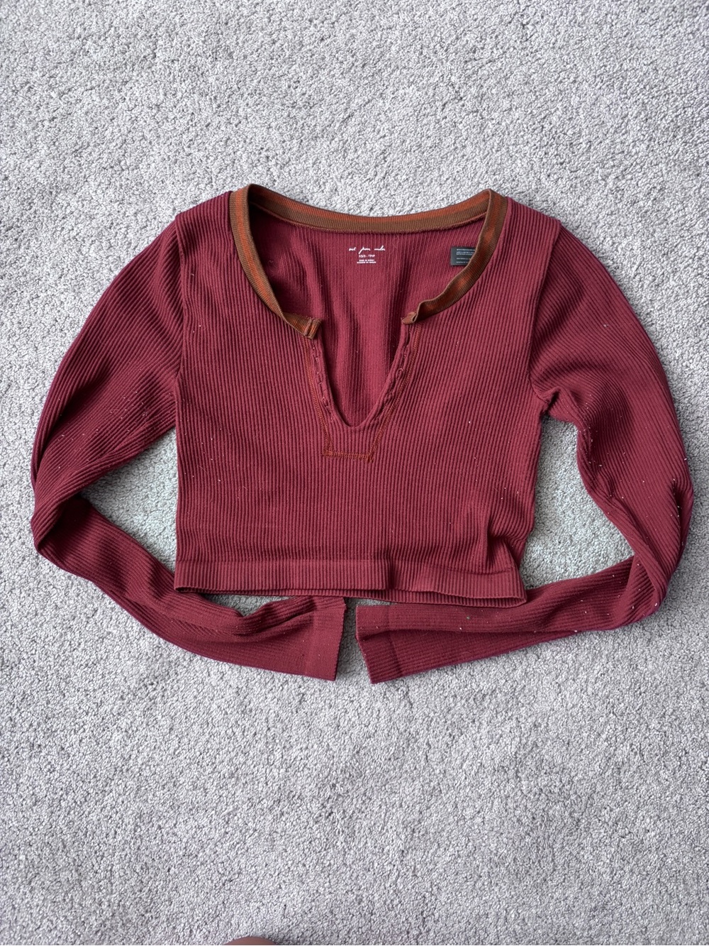 Urban Outfitters Ribbed V‑Neck Long Sleeve Crop Top in Burgundy with Brown Trim